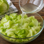 Anyukám féle ecetes fejes saláta – klasszikus, édeskés-savanykás öntettel 🥬